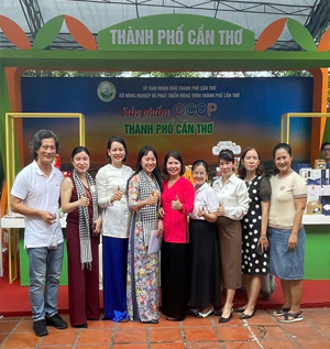 Tham gia hội chợ tại Công viên Lê Thị Riêng